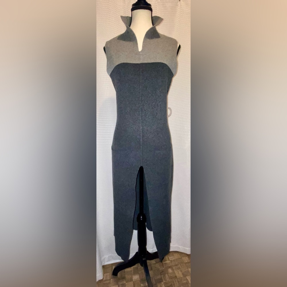 TAHARI sleeveless maxi knitted Tunic size medium - Gray
